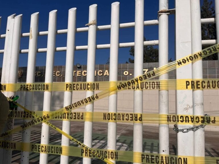 Padres de familia de la Escuela Secundaria Técnica No. 67 realizaron la toma pacífica del plantel