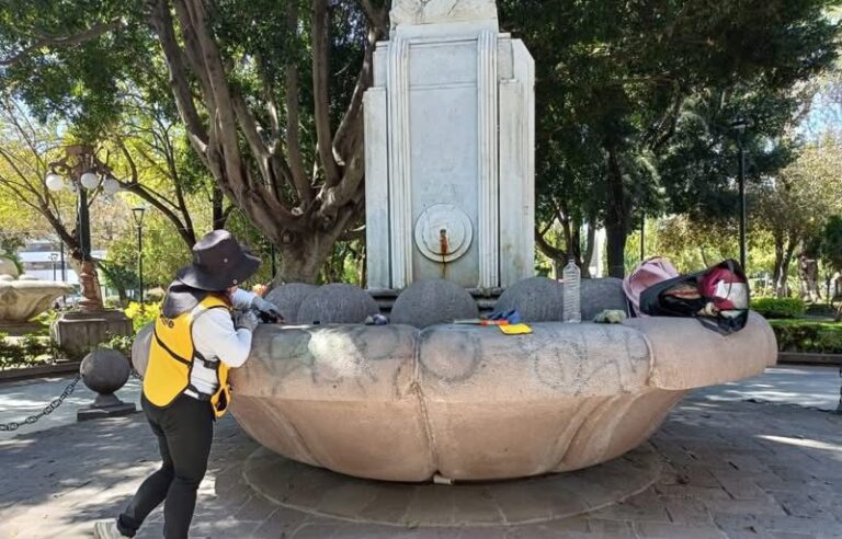 Grafiti en fuente de Tequis