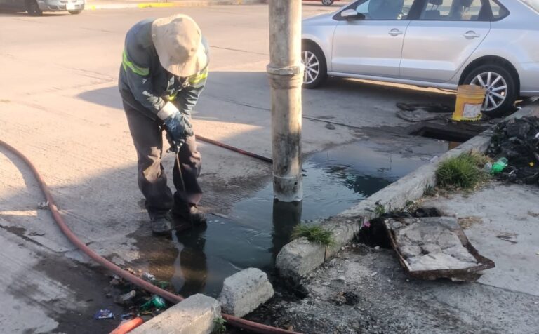 Repara Interapas fuga de aguas negras en el mercado San Luis 400