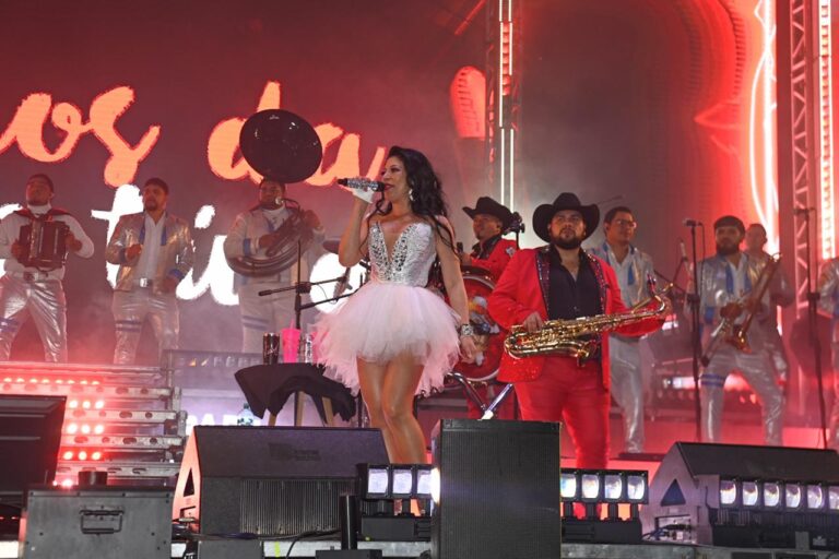 La presentación de Los Horóscopos de Durango se convirtió en el evento con mayor asistencia durante la Feria Nacional de la Enchilada