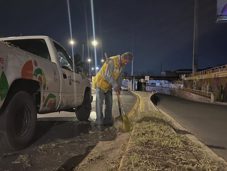 Realizan trabajos de limpieza nocturnos en Salvador Nava
