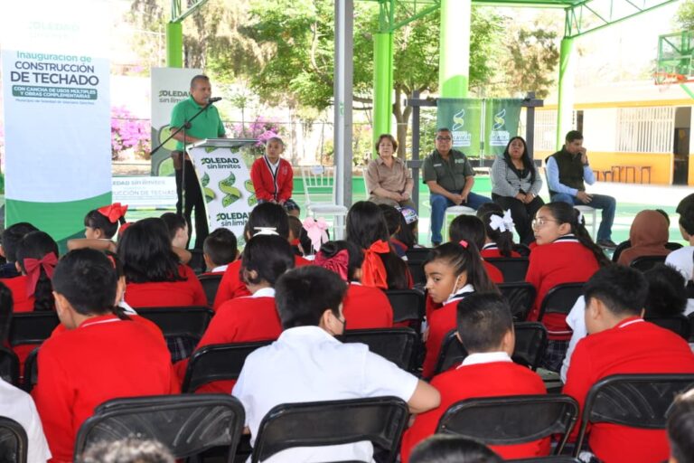 Ayuntamiento de Soledad construye techado en primaria de Pavón