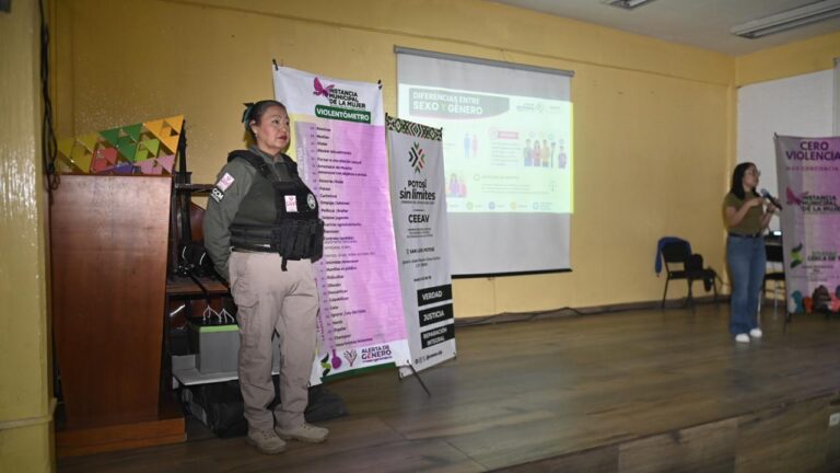 ## Imparten plática sobre prevención de violencia de género en el CBTis 121 de Soledad  El Ayuntamiento de Soledad de Graciano Sánchez, a través de la Instancia Municipal de la Mujer y en coordinación con la Comisión Ejecutiva Estatal de Atención a Víctimas, realizó una plática informativa en el CBTis 121 sobre prevención de la violencia de género y relaciones sanas.  Durante la actividad, personal especializado explicó a las y los estudiantes el uso del “Violentómetro”, herramienta utilizada para identificar distintos tipos y niveles de violencia en las relaciones personales, desde conductas de control o humillación hasta agresiones más graves.  Además, se brindó información sobre mecanismos de apoyo y atención para mujeres víctimas de violencia, así como la importancia de denunciar y buscar ayuda institucional.  Como parte de la jornada, alumnas del plantel recibieron la Cartilla de Derechos de las Mujeres, con información sobre derechos fundamentales, instancias de apoyo y servicios de atención disponibles.  Las autoridades informaron que estas actividades también serán llevadas al COBACH 01 como parte de las acciones preventivas dirigidas a estudiantes de nivel medio superior en el municipio.