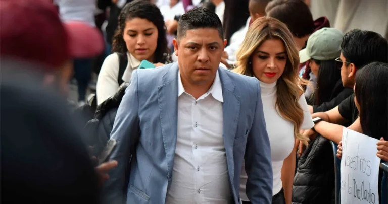 gallardo-frena-ley-esposa