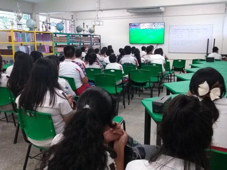 varias-escuelas-de-tuxpan-vieron-el-partido-mexico-suecia-10560
