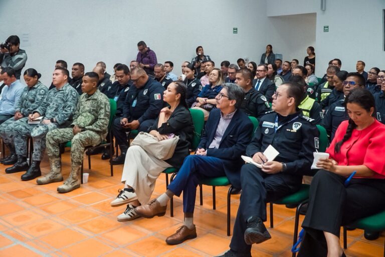 Mandos policiales reciben conferencia sobre el fenómeno de la extorsión en México